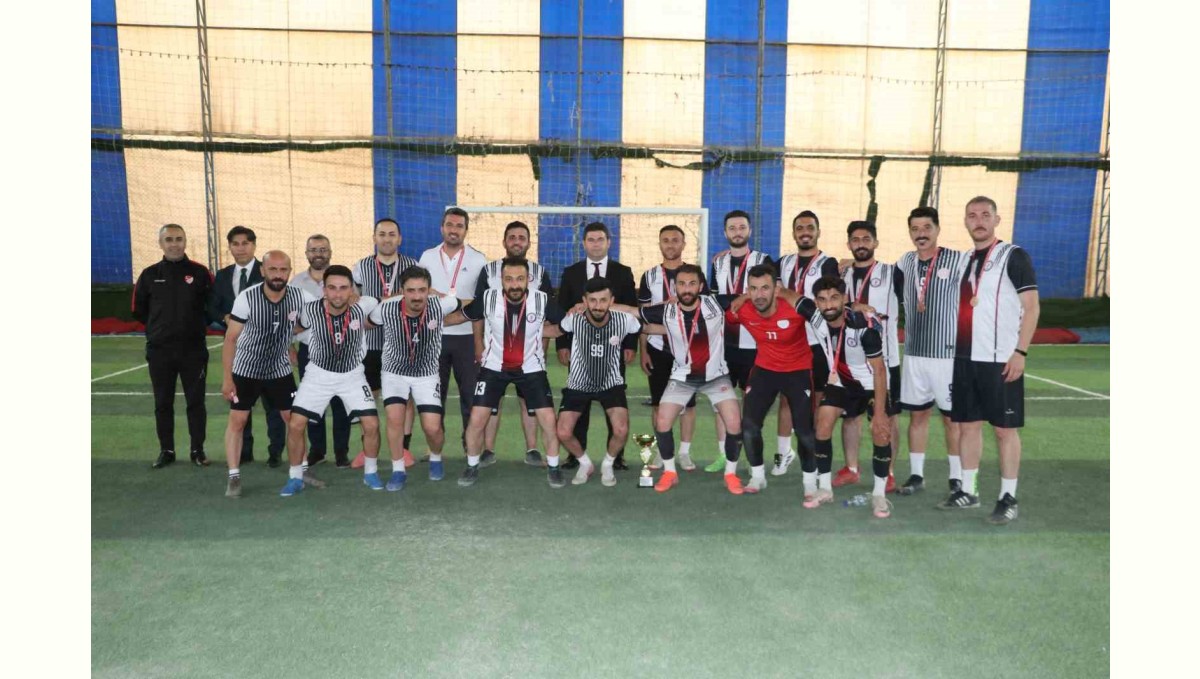 Hakkari'de öğretmenler arası futbol turnuvası sona erdi