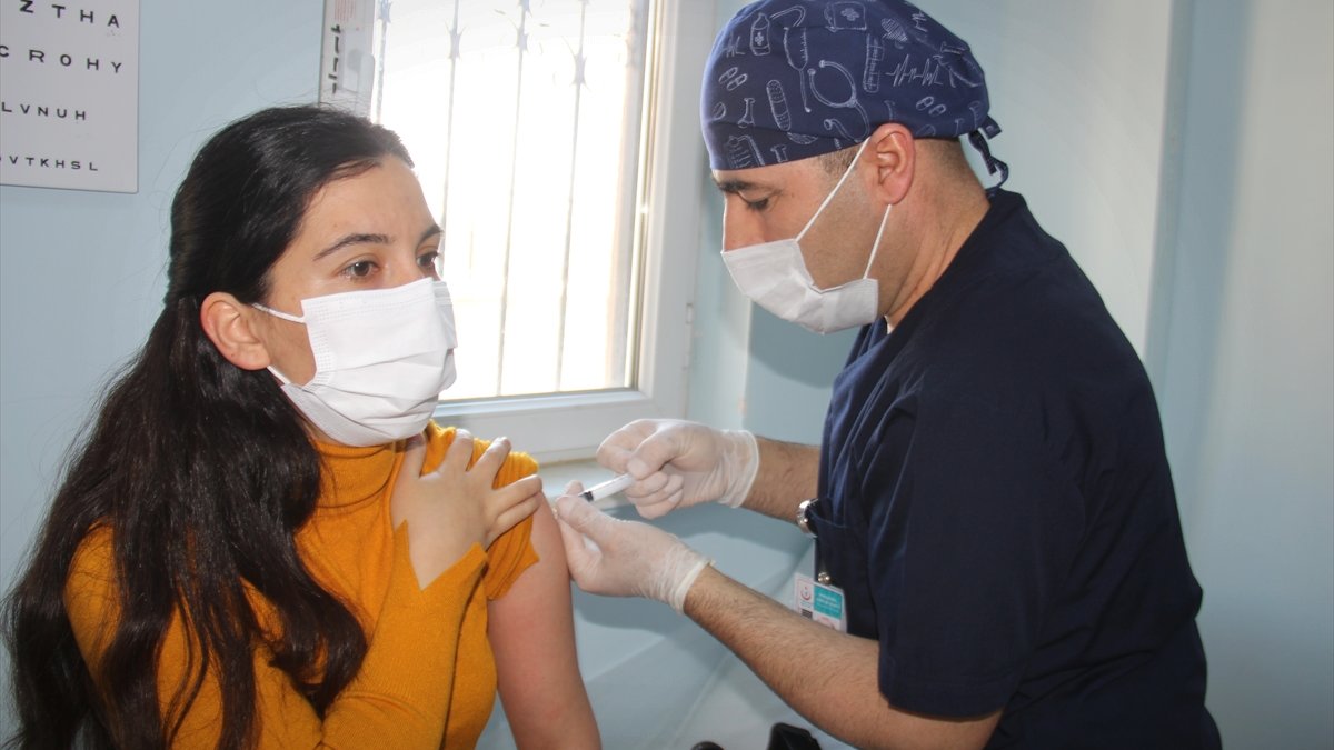 Hakkari'de öğretmenlere CoronaVac aşısının ilk dozu yapılmaya başlandı