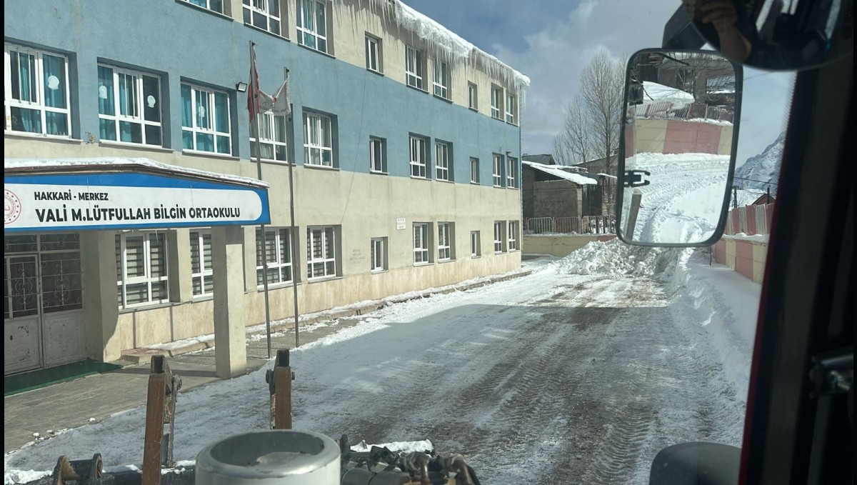 Hakkari'de okul önleri kardan temizlendi