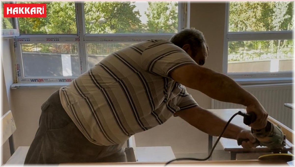 Hakkari'de okul sıraları yenileniyor