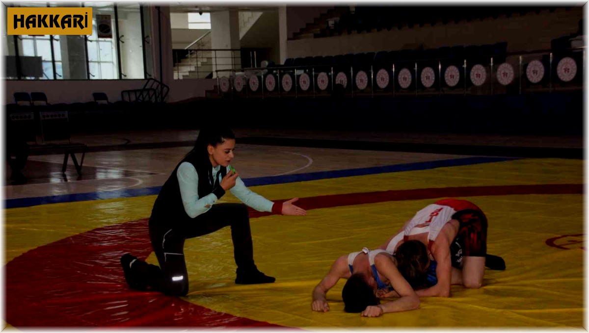 Hakkari'de okullar arası güreş turnuvası düzenlendi