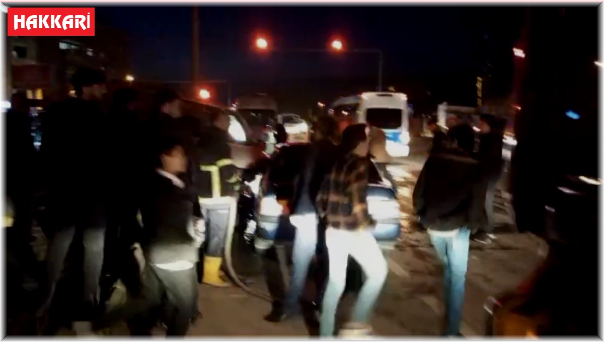 Hakkari'de otomobil ile kamyonet çarpıştı: 4 yaralı