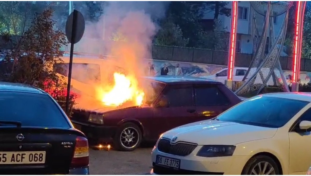 Hakkari'de park halindeki otomobil yandı