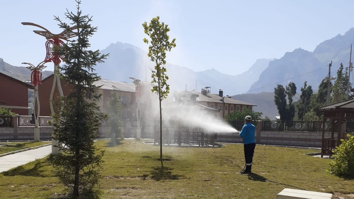 Hakkari'de park ve bahçeler ilaçlandı