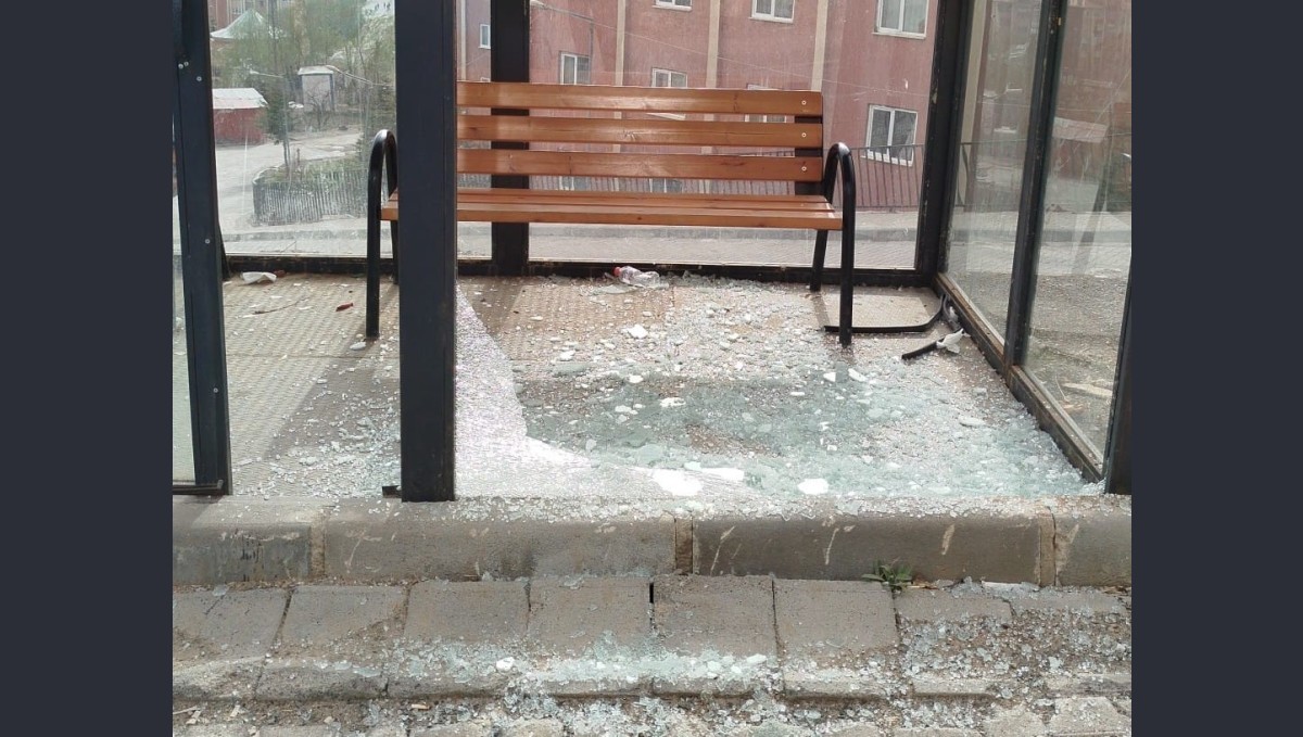 Hakkari'de park ve duraklara zarar verildi