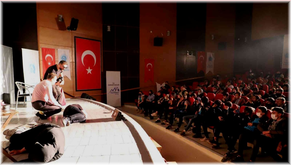 Hakkari'de 'Pembe Aslında Siyahtır' oyununa büyük ilgi