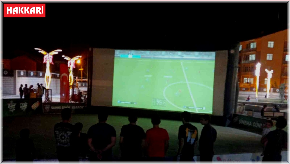 Hakkari'de 'Pes Turnuvası' izletildi