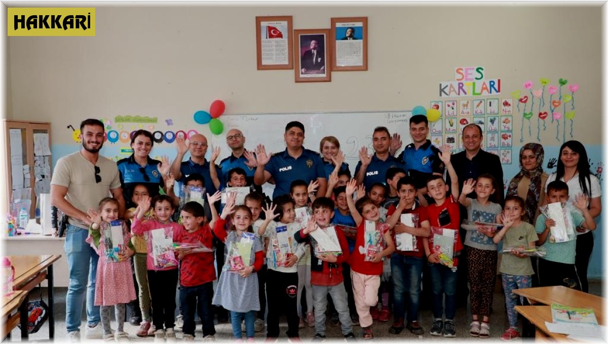 Hakkari'de polis abla ve abilerine yaz tatilinde günde 1 saat okuma sözü verdiler