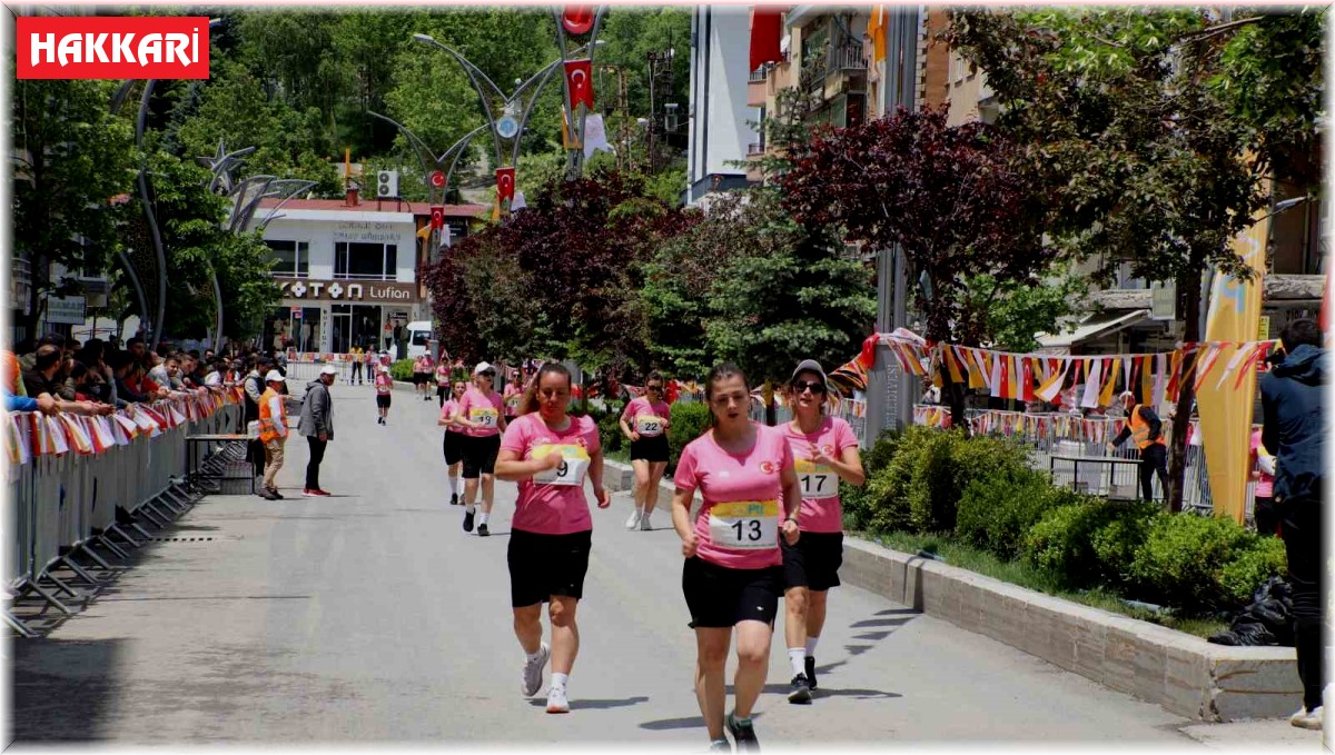 Hakkari'de postacılar yarıştı
