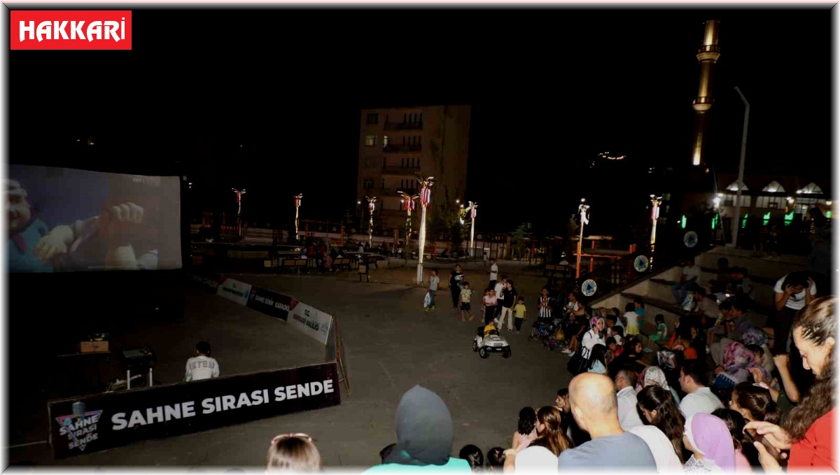 Hakkari'de "Rafadan Tayfa 3" filmi izletildi