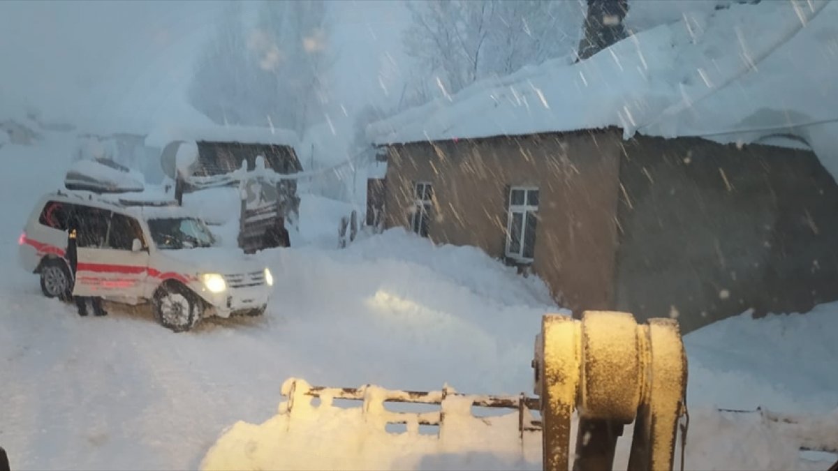 Hakkari'de rahatsızlanan kadın 4 saat süren çalışmayla hastaneye ulaştırıldı