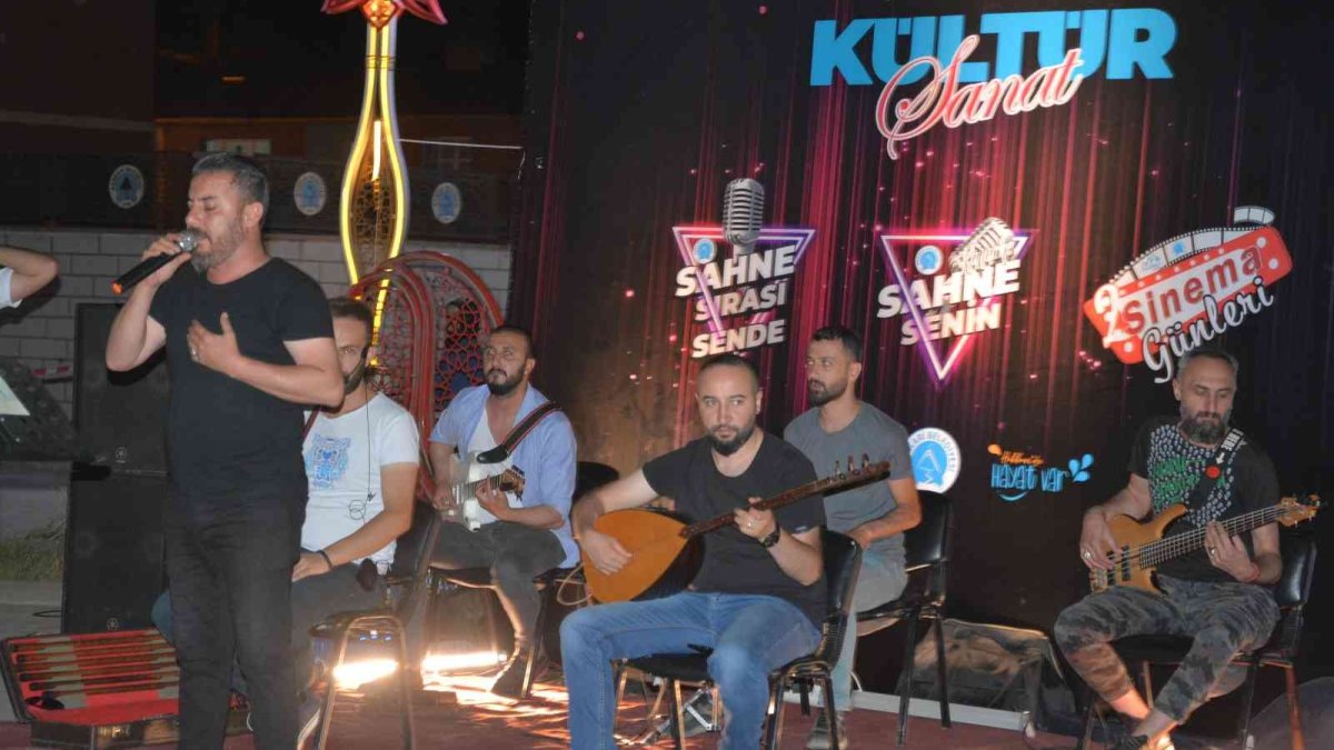 Hakkari'de 'sahne sırası sende' etkinliği