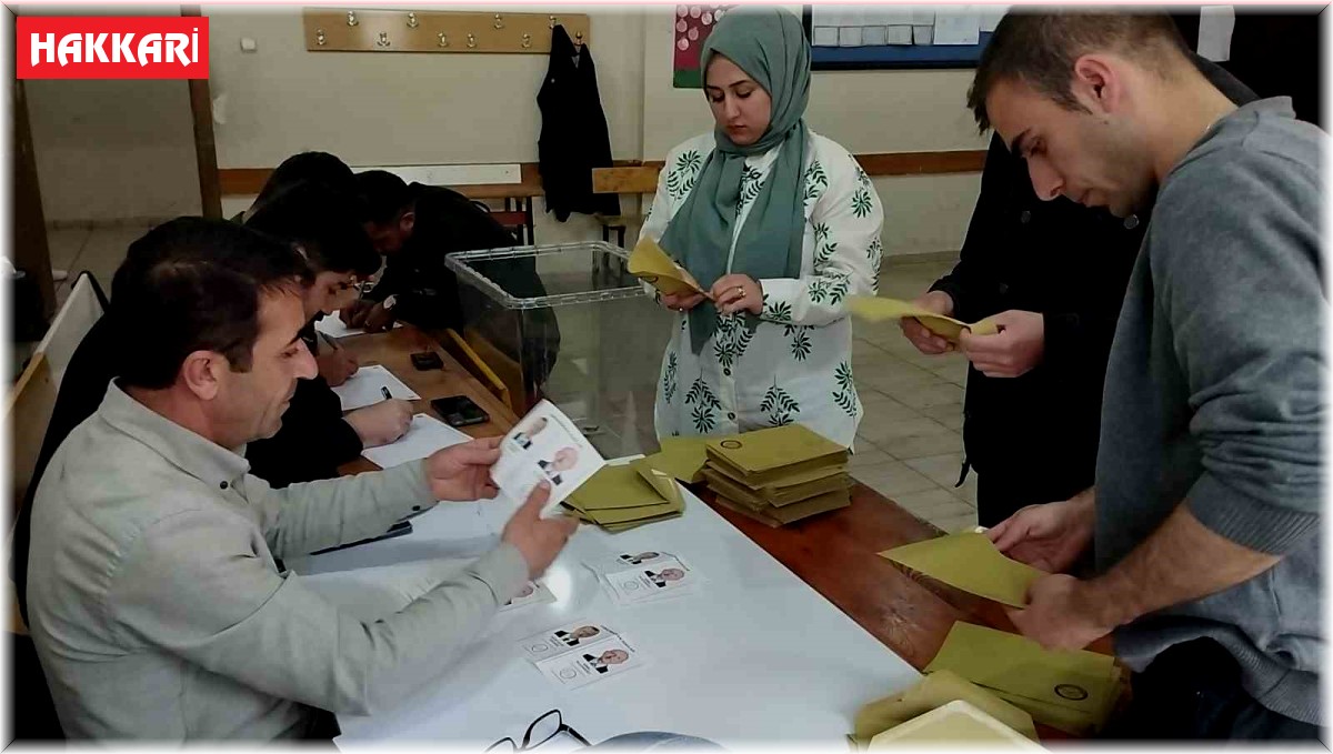 Hakkari'de sandıklar kapandı