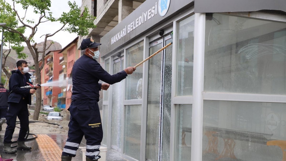 Hakkari'de şehir içi duraklar dezenfekten edildi