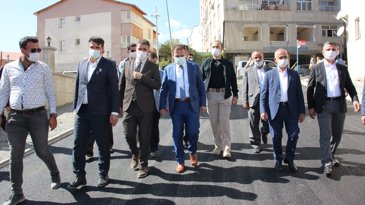 Hakkari'de şehir içi yollar sıcak asfaltla yenileniyor