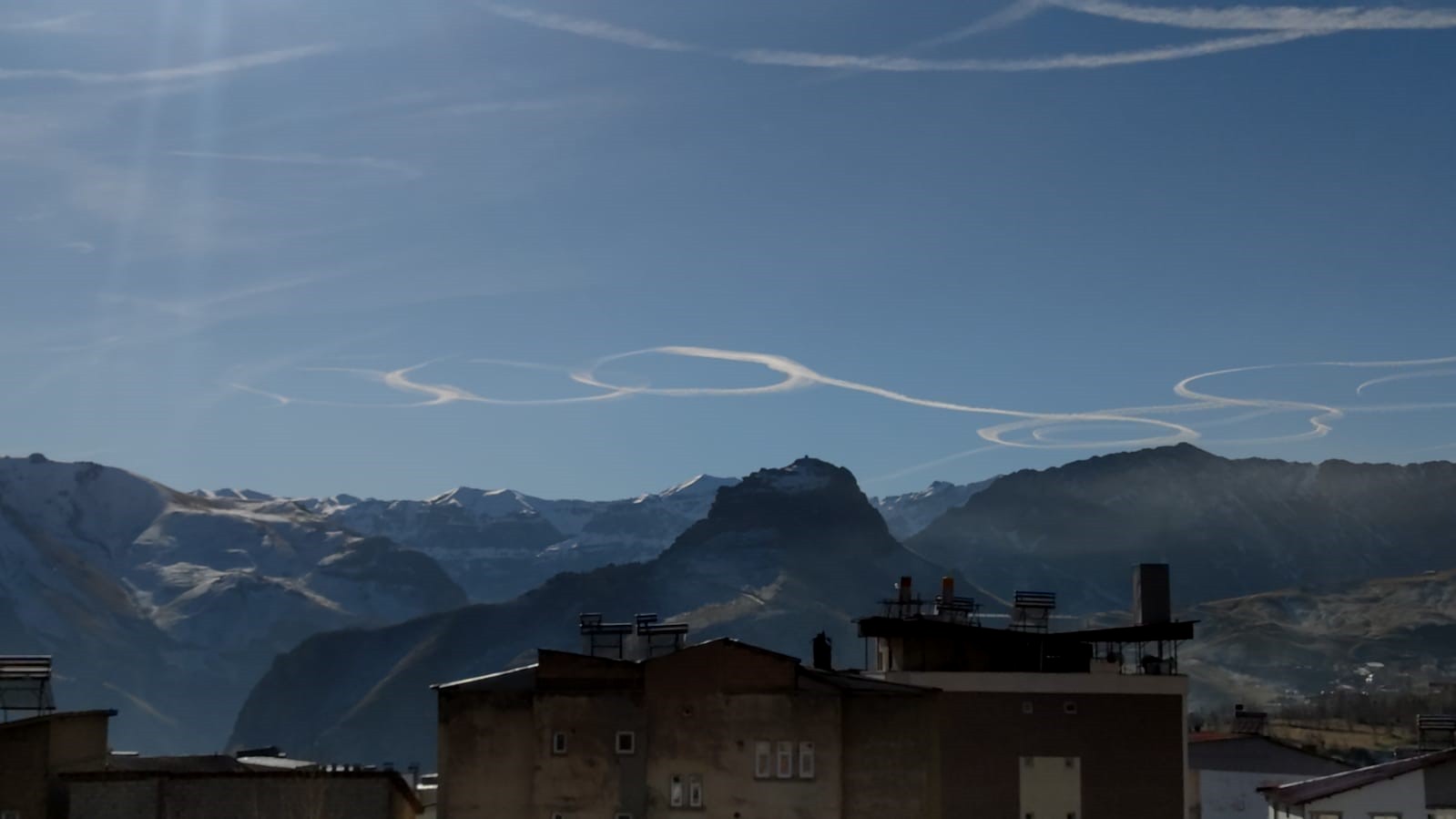 Hakkari'de semalarında daire çizen uçaklar şaşırttı