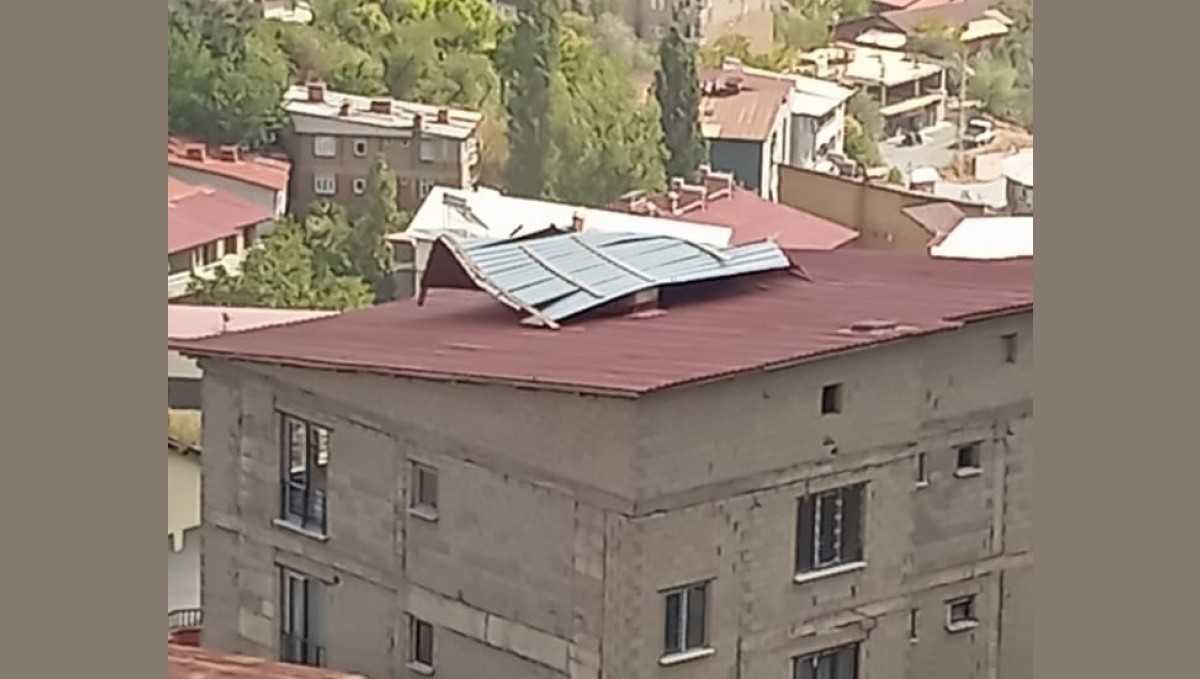 Hakkari'de şiddetli rüzgar çatılara zarar verdi