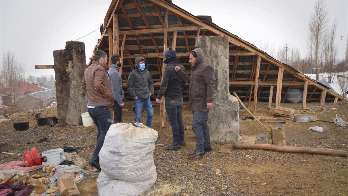 Hakkari'de şiddetli rüzgar çatıları uçurdu
