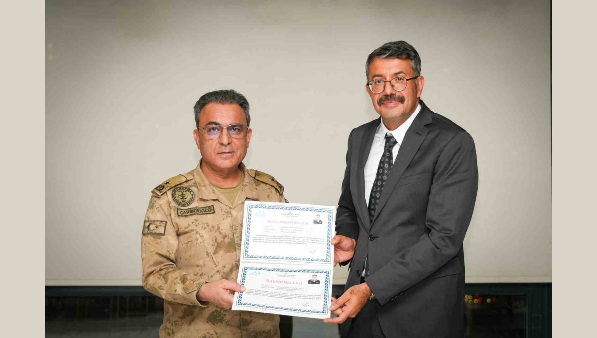 Hakkari'de tayini çıkan komutanları veda yemeği