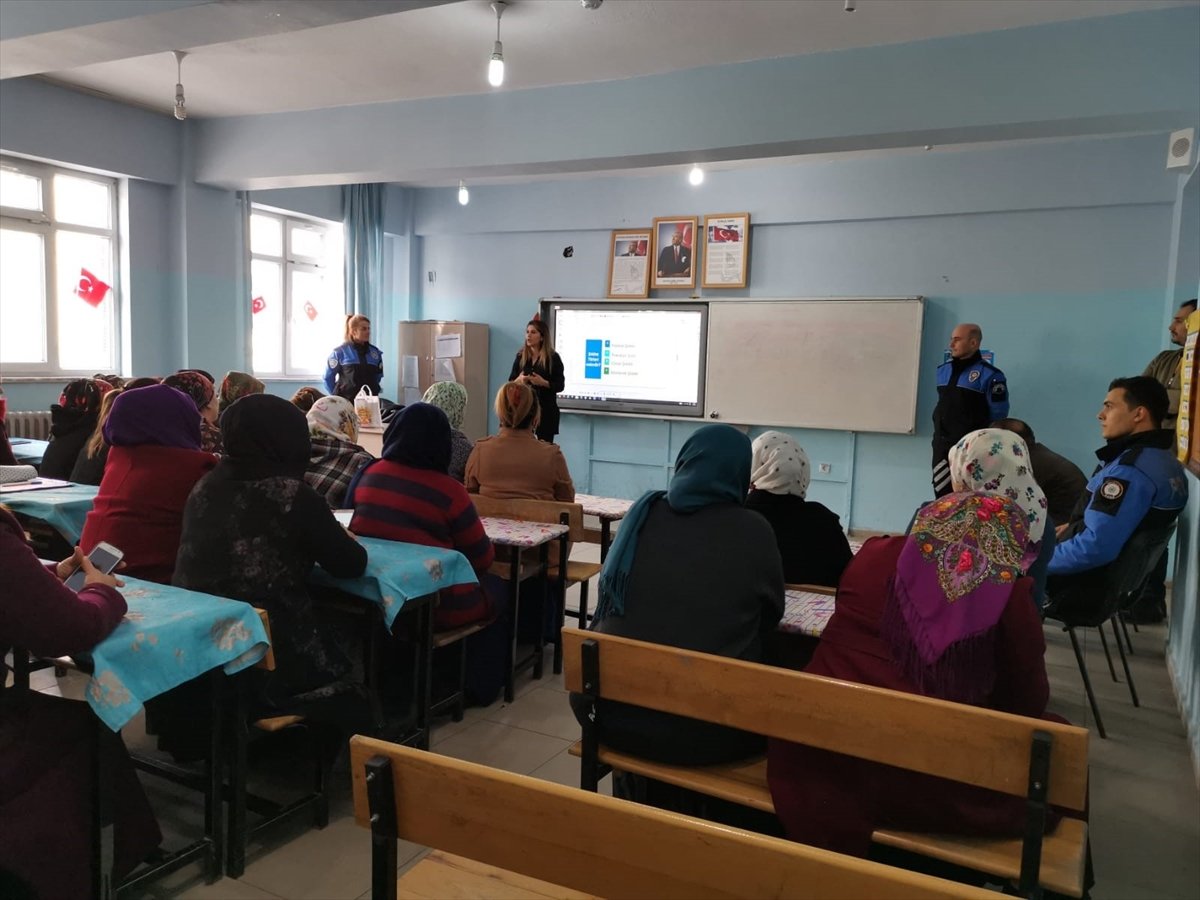 Hakkari'de TDP ekipleri öğrencilere kitap dağıttı