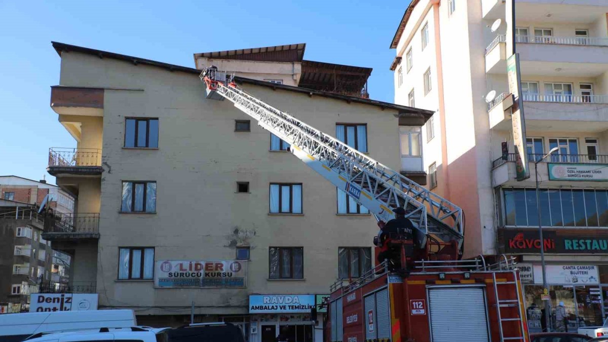 Hakkari'de tehlike oluşturan buz sarkıntıları temizledi