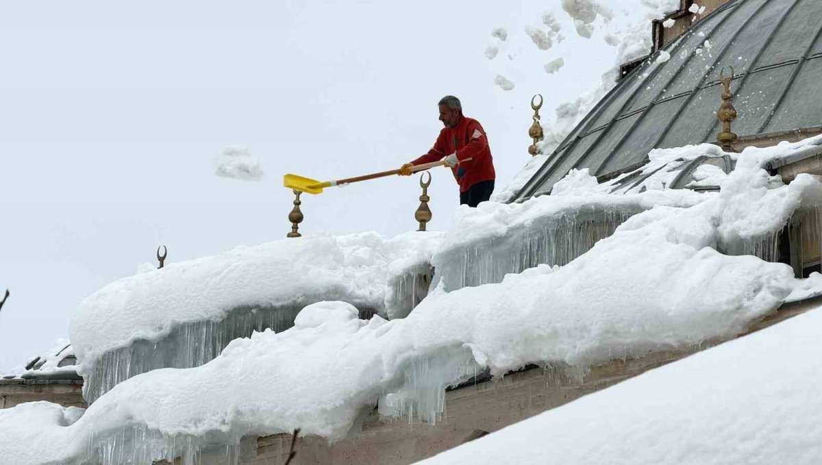 Hakkari'de tehlike saçan caminin çatısı kardan temizlendi