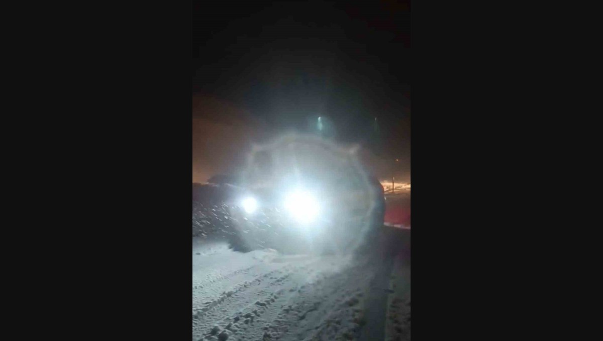 Hakkari'de tipide araçlar yolda mahsur kaldı