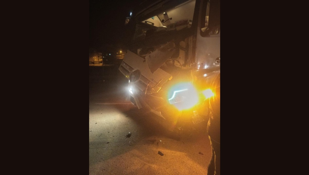 Hakkari'de tır ile minibüs çarpıştı: 1 yaralı