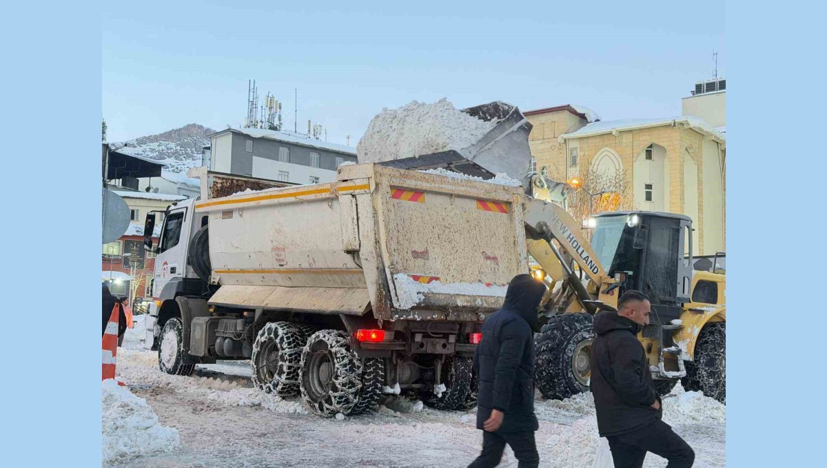 Hakkari'de tonlarca kar şehir dışına taşınıyor