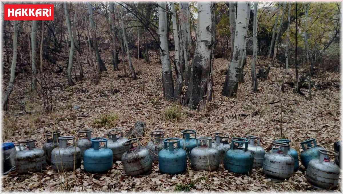 Hakkari'de toprağa gömülü 18 dolu tüp ve 40 litre mazot ele geçirildi