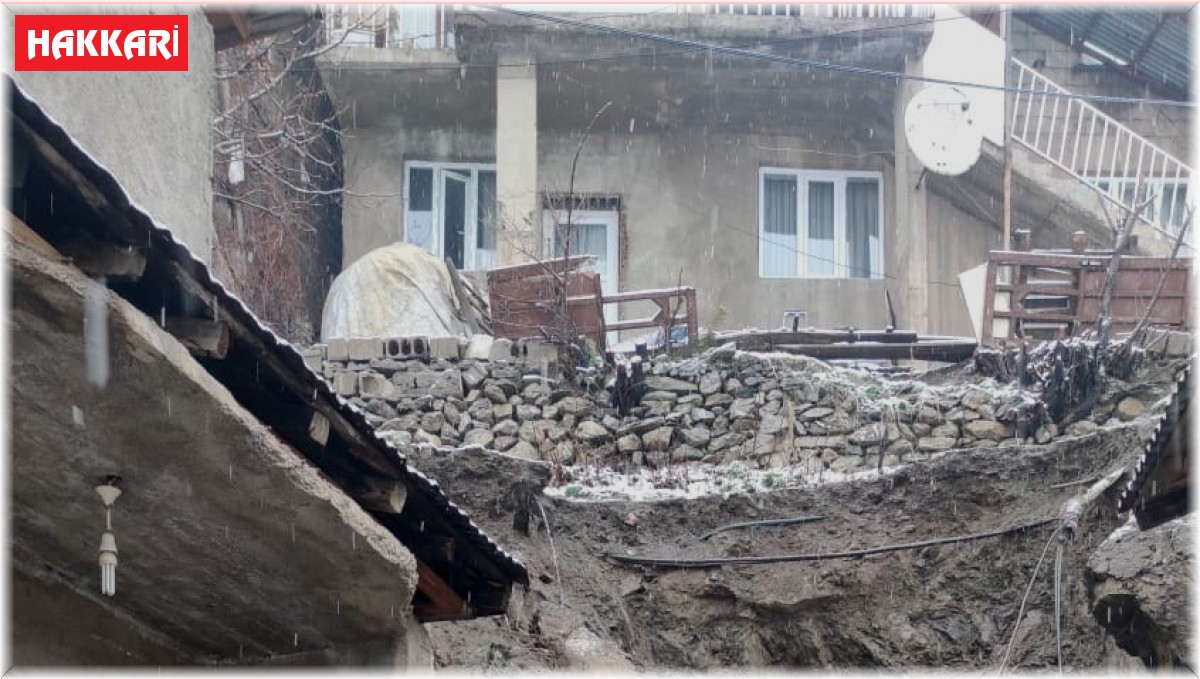 Hakkari'de toprak kayması