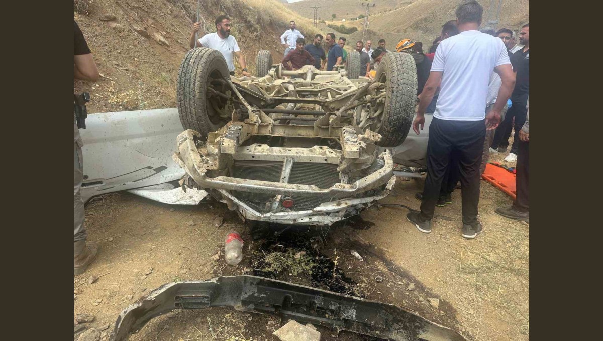 Hakkari'de trafik kazası: 3 ağır yaralı
