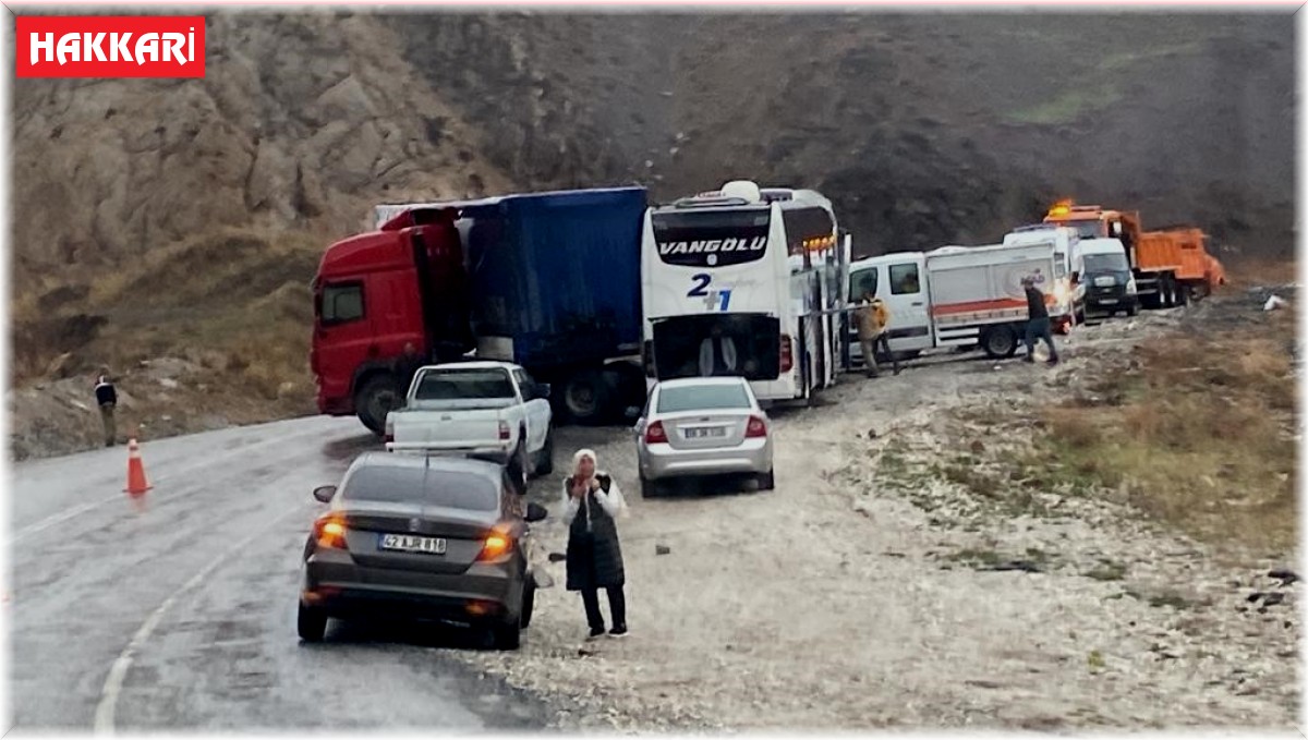 Hakkari'de trafik kazası: 3 ölü, 3 yaralı