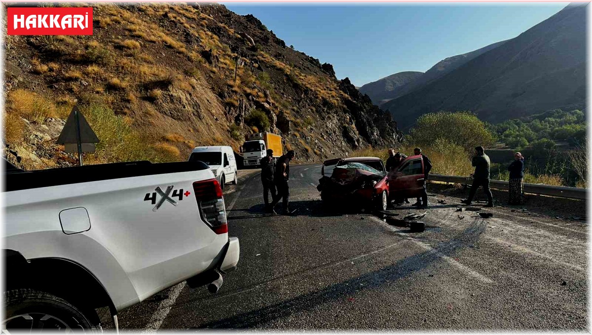 Hakkari'de trafik kazası: 3 yaralı