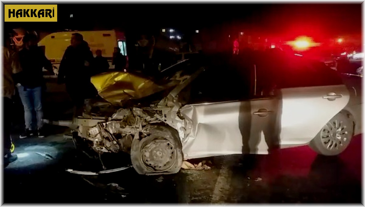 Hakkari'de trafik kazası: Biri polis 2 kişi hayatını kaybetti