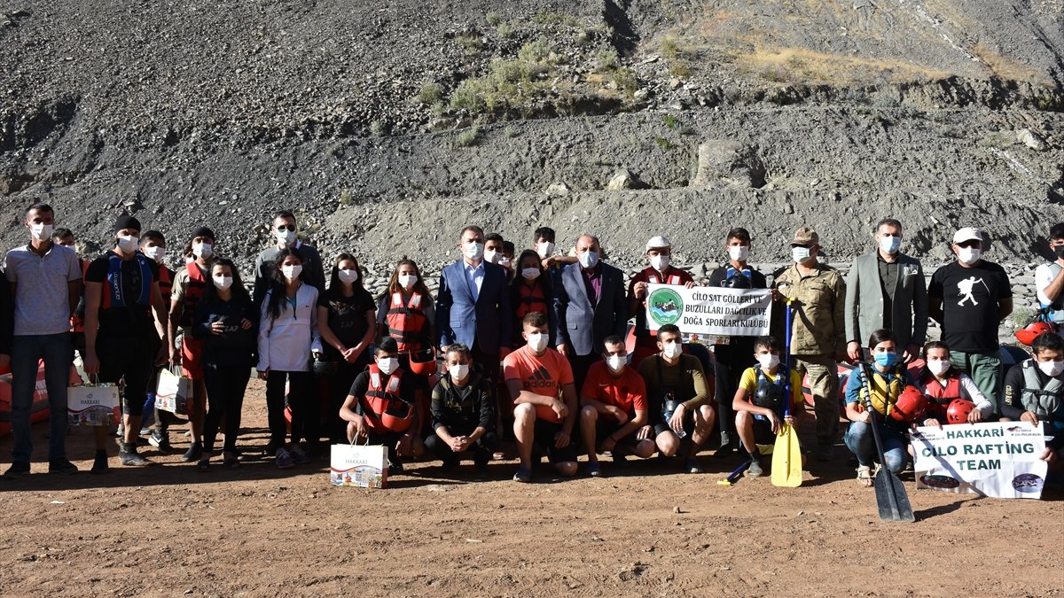 Hakkari'de Türkiye Rafting Şampiyonası'na katılacak sporculara malzeme desteği