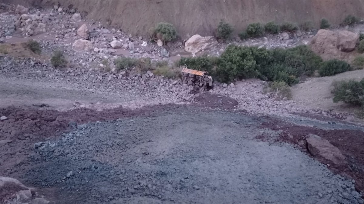 Hakkari'de uçuruma yuvarlanan kamyonun sürücüsü ağır yaralandı