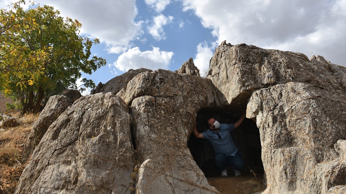 Hakkari'de Urartular dönemine ait 3 odalı kaya mezarı bulundu