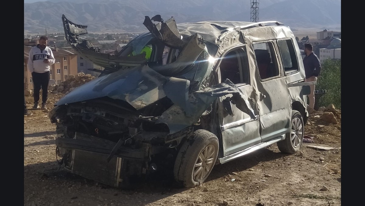 Hakkari'de virajı alamayan otomobil devrildi: 1'i ağır 4 yaralı