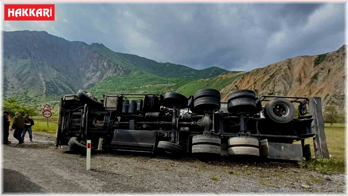 Hakkari'de yakıt tankeri yan yattı