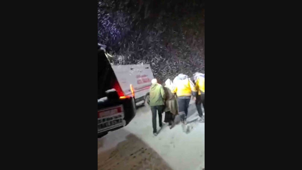 Hakkari'de yaşam mesaisi: Kar engelini iş makineleriyle aştılar