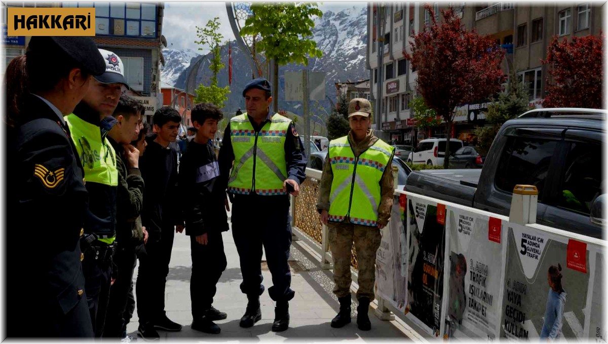 Hakkari'de "Yayalar İçin 5 Adımda Güvenli Trafik" standı kuruldu