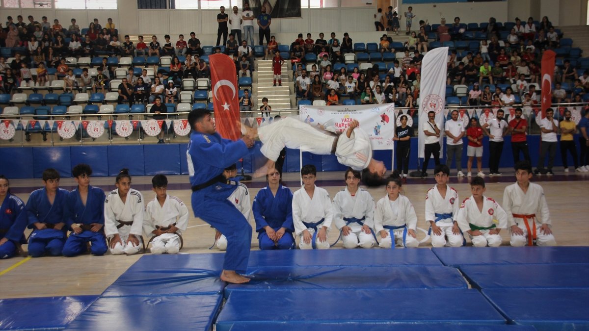 Hakkari'de yaz spor okulları açıldı