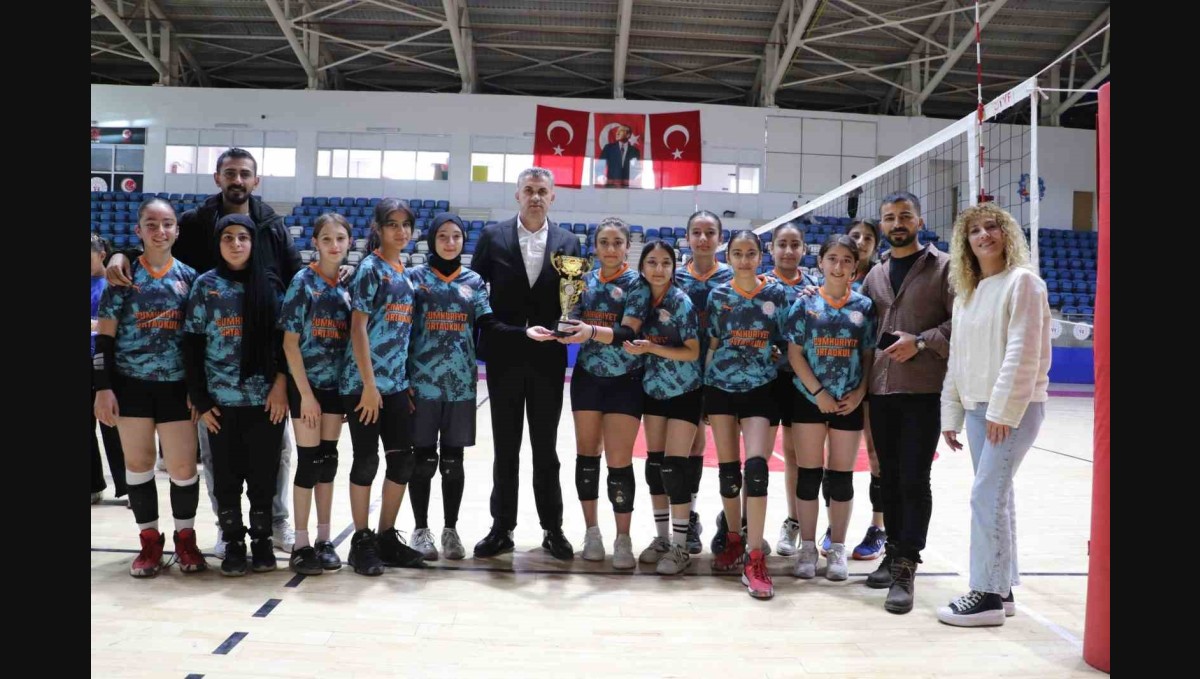 Hakkari'de Yıldız Kızlar Voleybol İl Birinciliği sona erdi