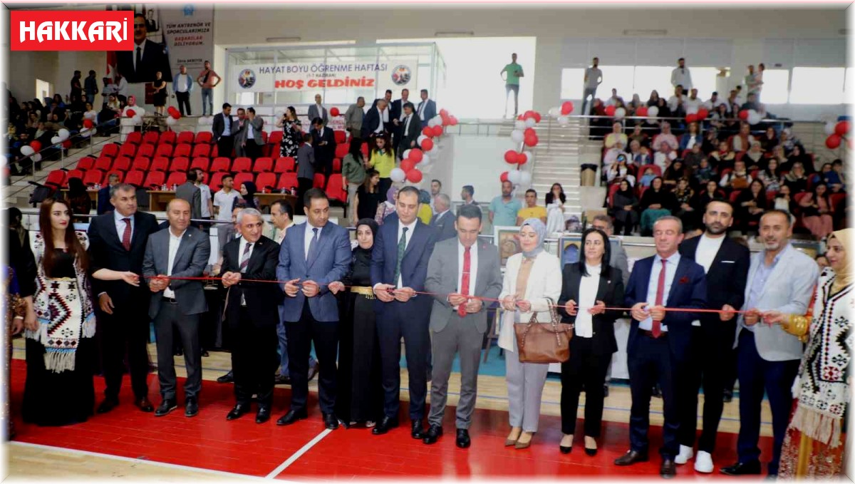 Hakkari'de yılsonu sergisine yoğun ilgi