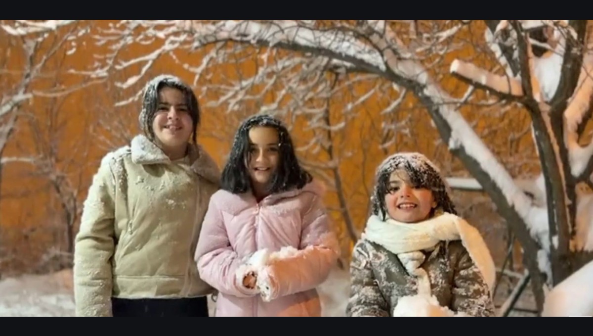 Hakkari'de yoğun kar yağışı en çok çocukları sevindirdi