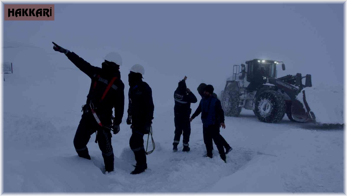Hakkari'de yol açmaya çalışan karla mücadele ekibi tipiye yakalandı