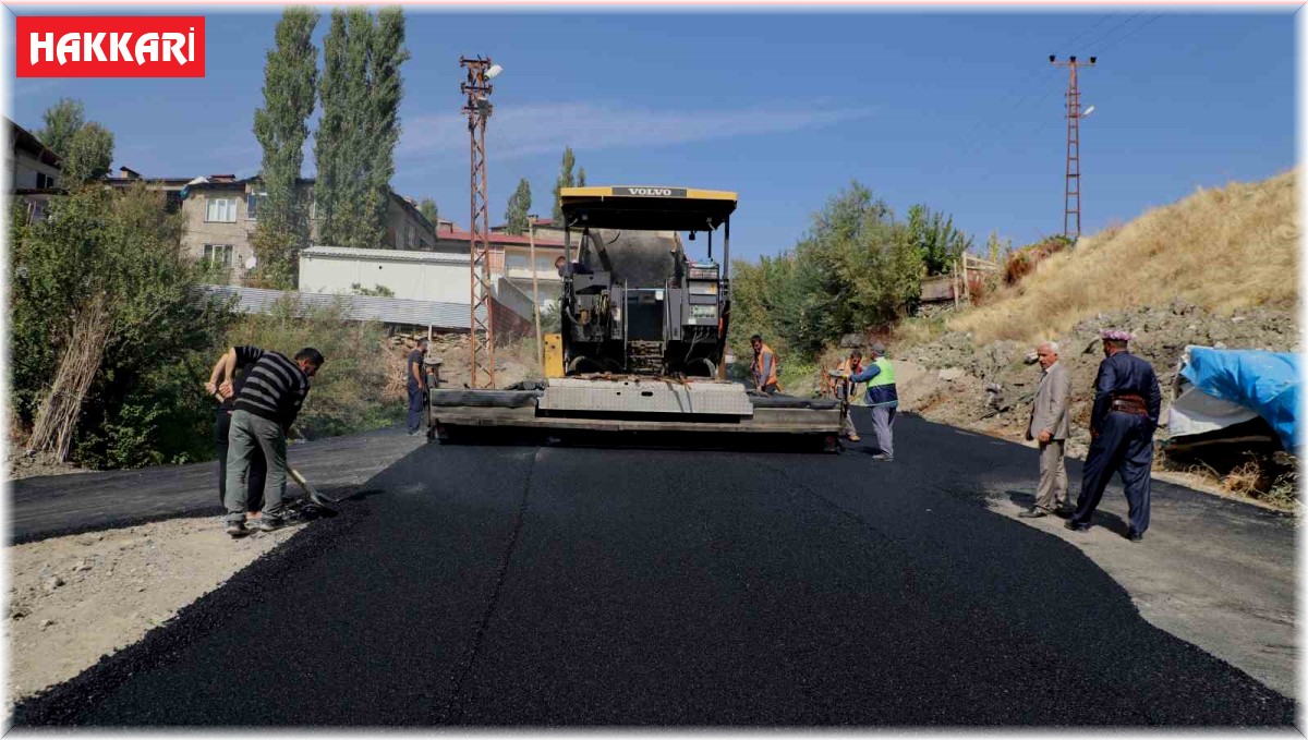 Hakkari'de yol asfaltlama çalışmaları devam ediyor