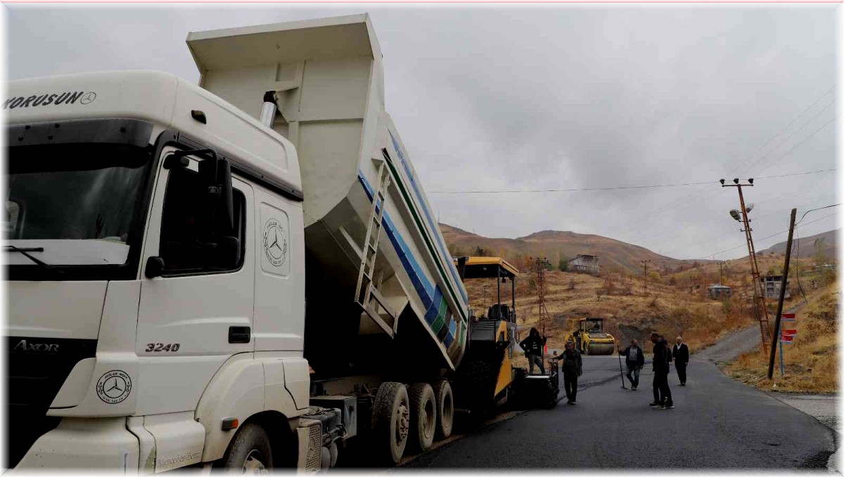 Hakkari'de yol asfaltlama çalışması