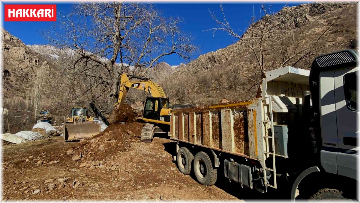Hakkari'de yol onarım ve stabilize çalışması devam ediyor